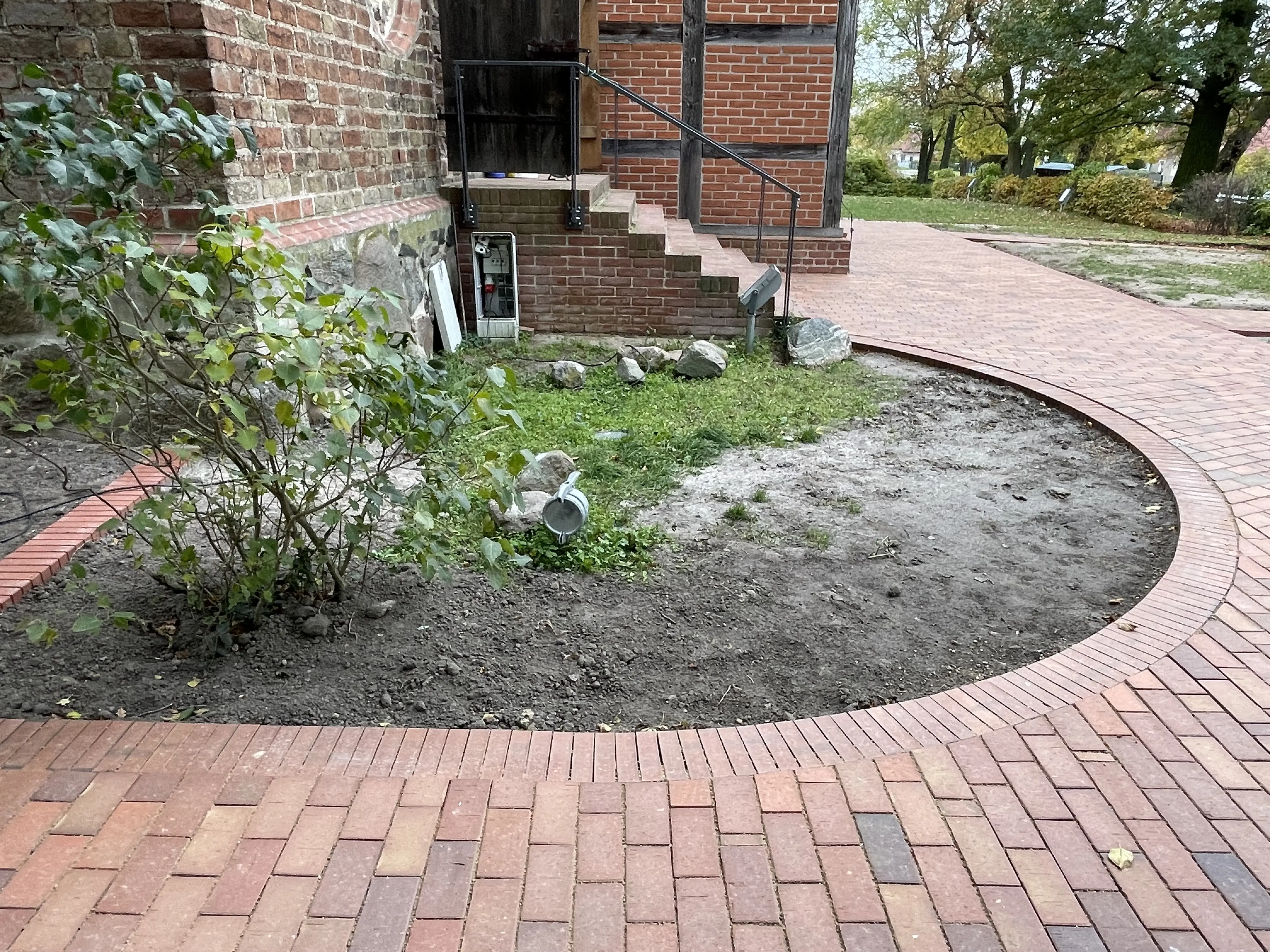 Dorfkirche Pessin - Entstehung des Rastplatzes zur Verbesserung der Radwegekirche - gefördert von LEADER (Vereinfachtes Verfahren &quot;Kleine Lokale Inititativen&quot;)
