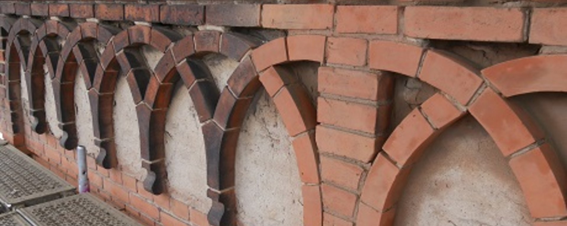 Vor und nach der Reinigung (Ebene 8 des Turms), man sieht gesäuberte und noch der Säuberung harrende Backsteine, Bildquelle: Stadtkloster Segen