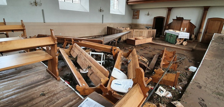 Man sieht den Kirchraum der Gemünder Kirche, der stark beschädigt ist - Mobiliar ist herausgerissen von den Fluten und liegt kaputt und verstreut im Kirchraum