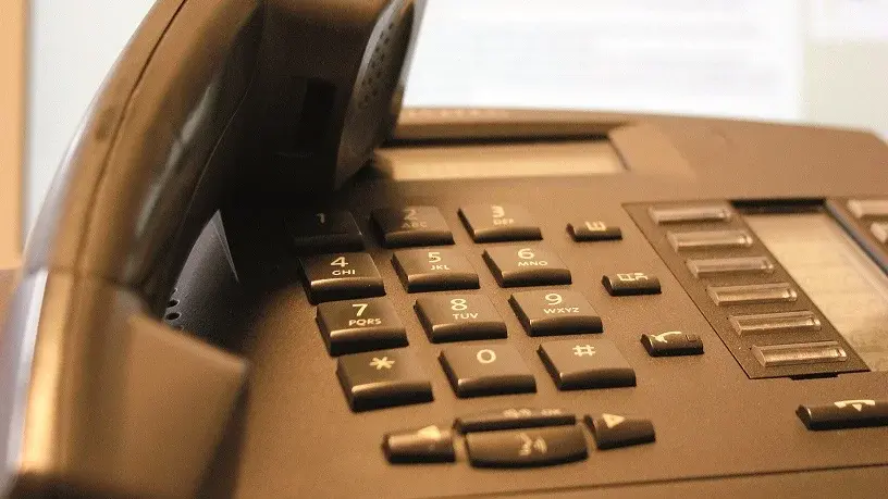 Telefon vor einem Computerbildschirm mit der Internetseite der Telefonseelsorge www.telefonseelsorge.de. Sie ist rund um die Uhr erreichbar unter Tel. 0800/111 0 111 und 0800/111 0 222 sowie im Internet
