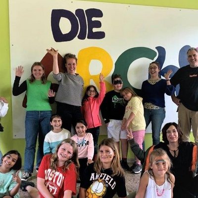 Vertreter:innen des "Berliner Ratschlags für Demokratie" besuchen die Kinderstiftung "DIE ARCHE". Auf dem Fotot winken sie in die Kamera.