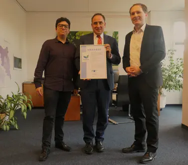 v.l.n.r. Giancarlo Walter, Umweltbeauftragter des Konsistoriums, Dr. Jörg Antoine, Präsident und Umweltmanagementbeauftragter und Henrik Vagt, Geschäftsführer Wirtschaft und Politik, IHK Berlin
