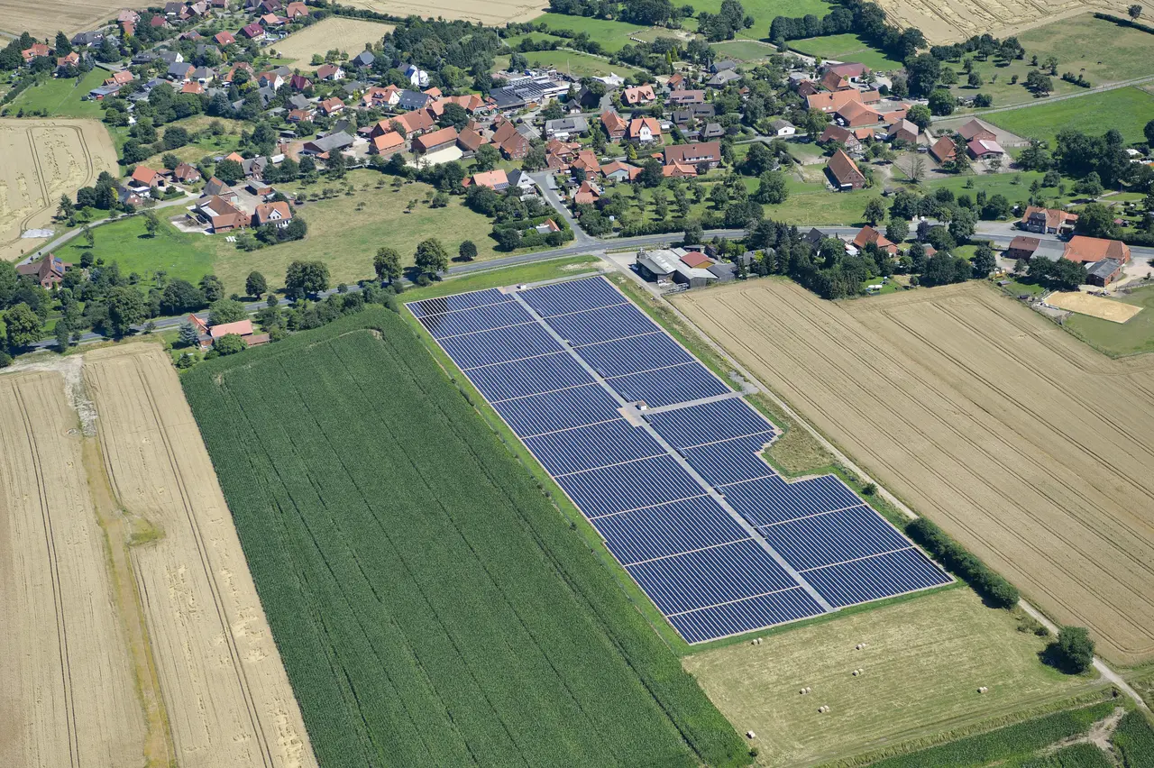 Solarengerieanlage auf einem Acker bei Stedebergen