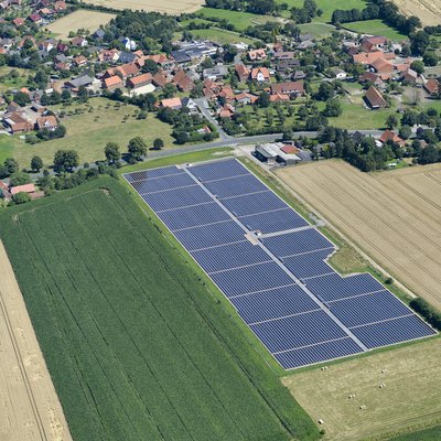 Solarengerieanlage auf einem Acker bei Stedebergen