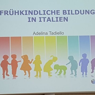 Blick über den Tellerrand: Fortbildung für Erzieherinnen in Italien, zu sehen sind die italienische Frage "Ce posta per te" und rote Spielpostfächer, Foto: Julia Tecklenborg/Kirchenkreis Spandau