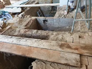 Hier sieht man, wie im Zuge der Sanierung der Rehfelder Dorfkirche die alte Heizungsanlage von 1910 freigelegt wird.