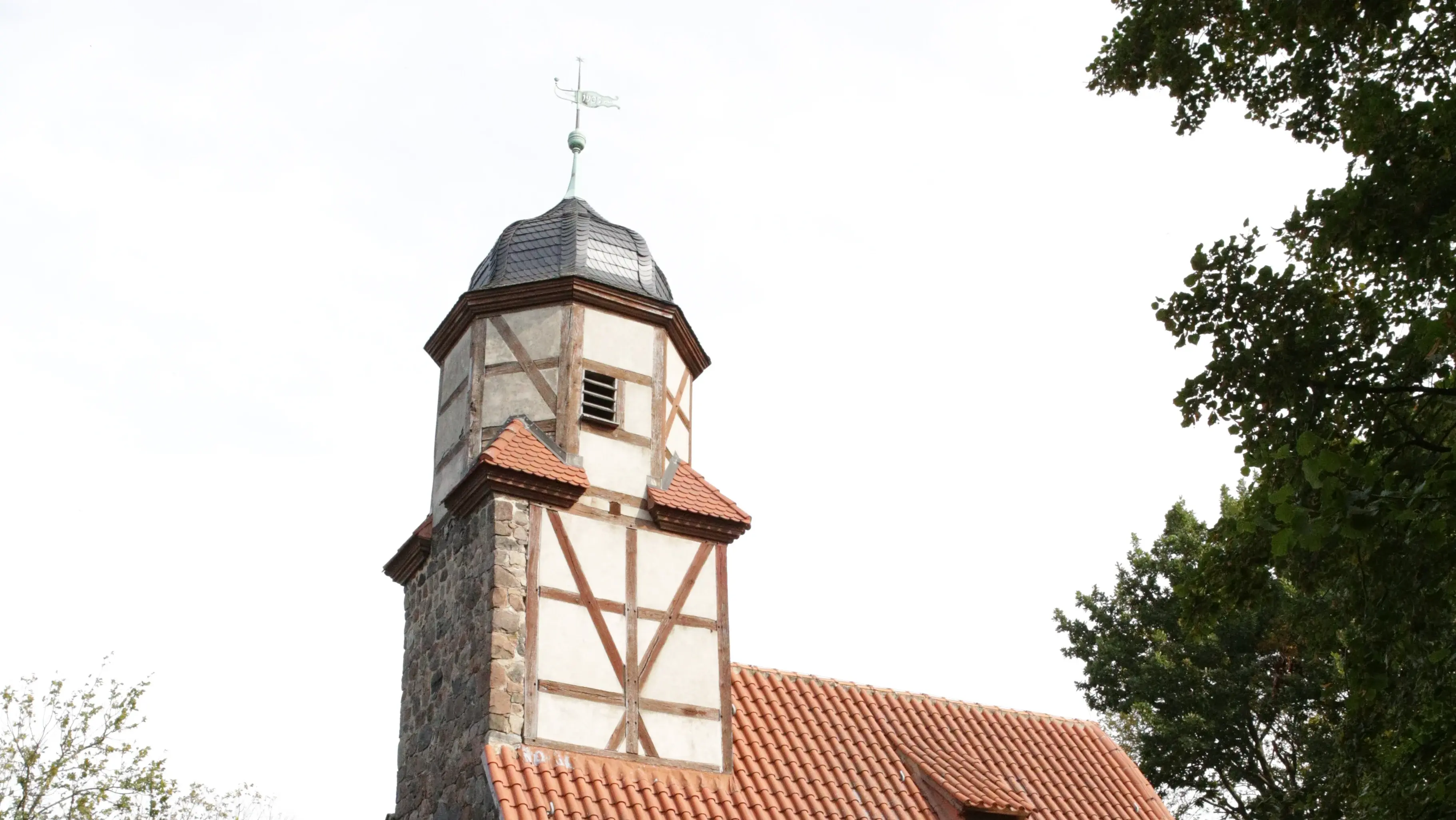 Auf dem Bild sieht man die sanierte Kirche in Zixdorf.