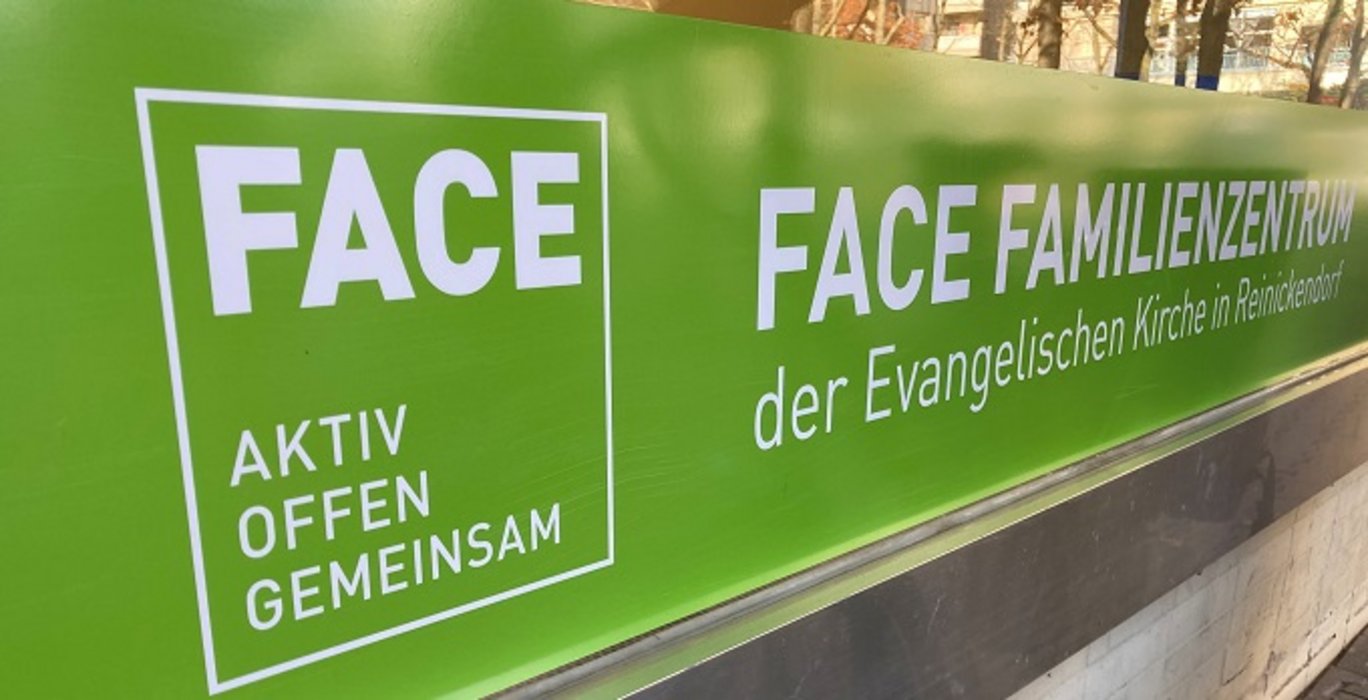 Man sieht den Schriftzug des Face Familienzentrums des Kirchenkreises Berlin Reinickendorf.