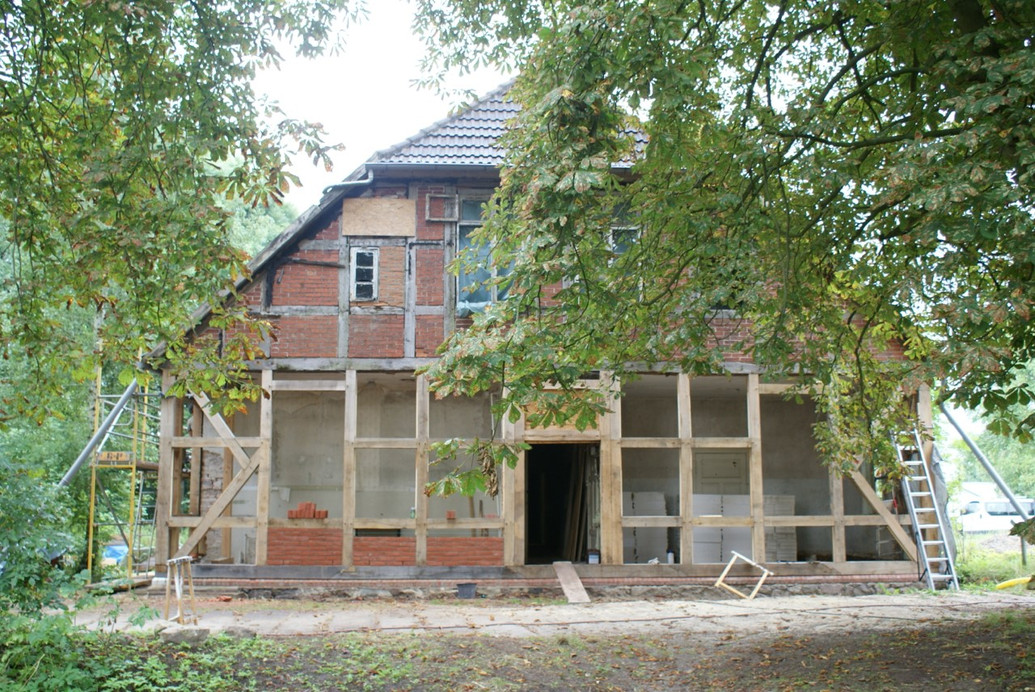 Baustelle an der linken Stirnseite des Hauses, Foto: Frederik Kraft