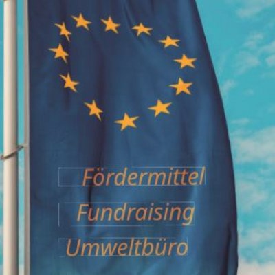 Titel des Flyers zum EKBO-Stammtisch Fördermittel und Fundraising. Quelle: Amt für kirchliche Dienste (AKD); zu sehen ist eine Europaflagge, das EKBO-Logo, das AKD-Logo und Text wie in der Meldung beschrieben
