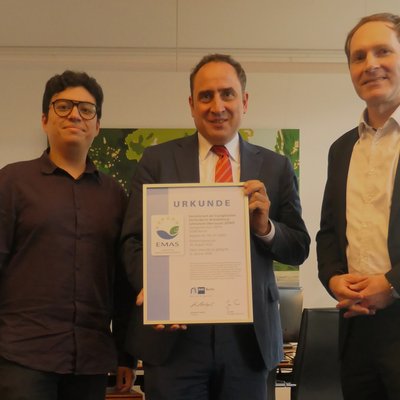 v.l.n.r. Giancarlo Walter, Umweltbeauftragter des Konsistoriums, Dr. Jörg Antoine, Präsident und Umweltmanagementbeauftragter und Henrik Vagt, Geschäftsführer Wirtschaft und Politik, IHK Berlin