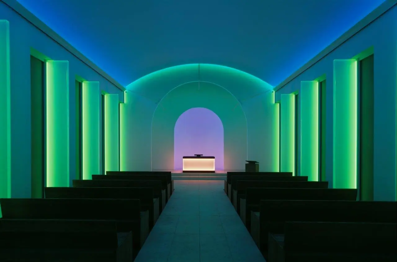 Die Trauerkapelle des Dorotheenstädtischen Friedhofs ist grün und blau beleuchtet. Der Künstlers James Turrell hat die Lichtinstallation entwickelt.