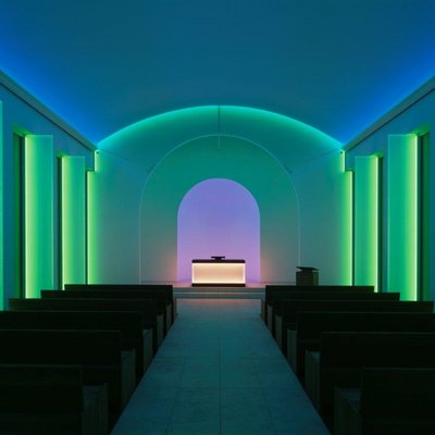 Die Trauerkapelle des Dorotheenstädtischen Friedhofs ist grün und blau beleuchtet. Der Künstlers James Turrell hat die Lichtinstallation entwickelt.