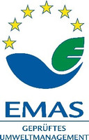 Das EMAS-Logo ohne Registrierungsnummer zu Informationszwecken zeigt sechs der zwölf EU-Sterne sowie ein stilisiertes grünes „E“, welches von einer blauen Halbrundform getragen wird. Unterhalb der Grafik stehen die Zeilen „EMAS – geprüftes Umweltmanagement“.